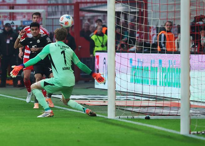 루이스 디아스의 우니온 베를린전 득점 장면. 각도가 없는 상황에서 때린 슈팅이 골문 오른쪽 상단 구석에 꽂혔다. 사진=EPA 연합뉴스