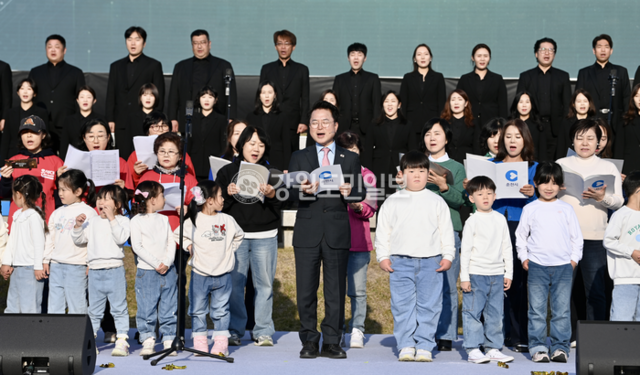 ▲ 7일 오후 열린 제23회 춘천 시민의 날 기념행사에서 육동한 춘천시장과 시립교향악단, 시립합창단, 온세대합창단 등 200여 명은 춘천시민의 화합을 기원하는 ‘시민대합창’을 진행했다. 방도겸 기자