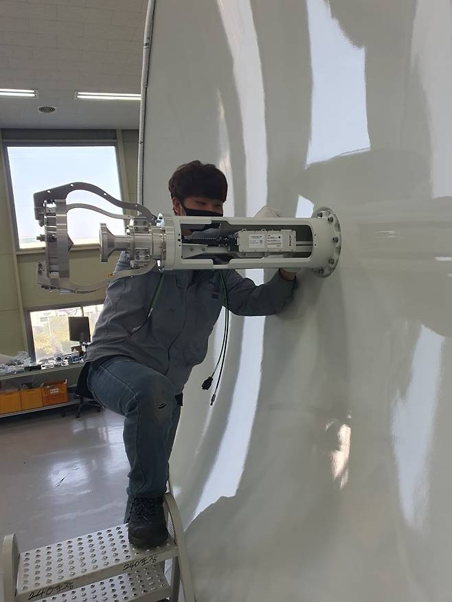 박대용 사원이 지상 기지국 메인 빌더 조립을 하고 있다. 평택=윤현주 기자