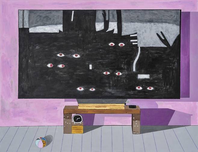 꺼진 TV 화면 속에 비친 눈동자가 마치 고양이의 눈을 연상시킨다. Claude Jeong, Cats’ Eyes (2025), Acrylic on Canvas,111.7*144.8 cm. /© 클로드 정(Claude Jeong) / 사진=아르콘 제공