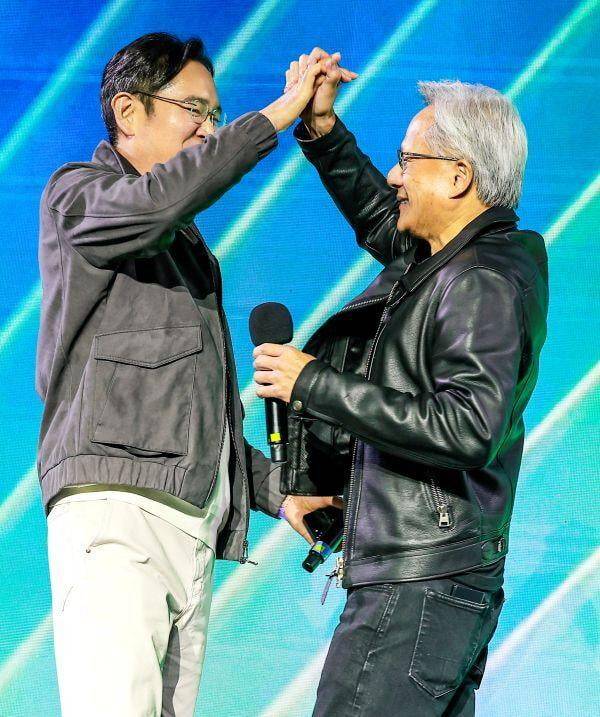 젠슨 황 엔비디아 CEO와 이재용 삼성전자 회장이 30일 서울 코엑스에서 열린 엔비디아의 그래픽카드(GPU) '지포스' 출시 25주년 행사에 참석했다. 연합뉴스