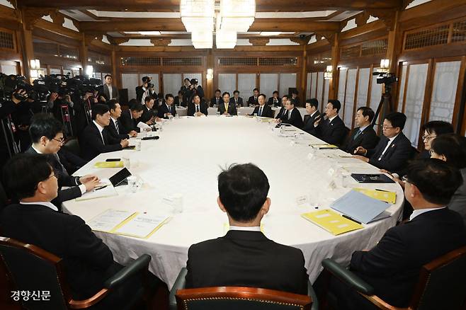 김민석 국무총리가 9일 서울 종로구 국무총리 공관에서 열린 고위당정협의회에서 발언하고 있다. 정지윤 선임기자 color@kyunghyang.com