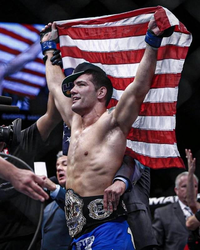 와이드먼은 “미래는 모르는 것이다. 어떤 기회가 올지 아무도 모른다. 사실 훈련 캠프에 있는 그 감각을 너무 사랑한다. 하나의 목표에 집중하고 건강하게 먹고 열심히 운동하고 동료들과 함께 땀 흘리는 그 느낌이 너무 좋다”며 “옥타곤을 떠난 후 그 부분이 가장 힘들었다. 지금은 UFC 방송 일을 하면서도 체육관에 가는데 예전의 그 느낌은 아니다. 내게 있어 훈련은 삶의 일부이며 싸움을 안 하는 건 그 일부를 내려놓는 것과 같다. 언젠가 정말 은퇴하게 된다면 그때는 새로운 목표를 찾아야 한다. 그래야만 한다”고 전했다. 사진=X