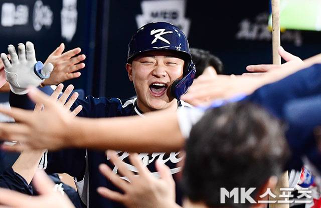 9일 오후 서울 고척스카이돔에서 ‘2025 NAVER K-BASEBALL SERIES’ 한국과 체코의 평가전이 열렸다. 9회초 무사 1루에서 대표팀 이재원이 쐐기 투런홈런을 치고 더그아웃 동료들과 기쁨을 나누고 있다. 사진(고척 서울)=김영구 기자