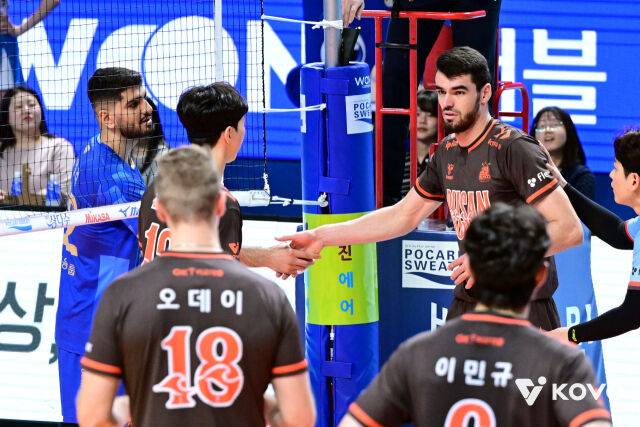 우리카드 알리와 OK저축은행 디미트로프./KOVO