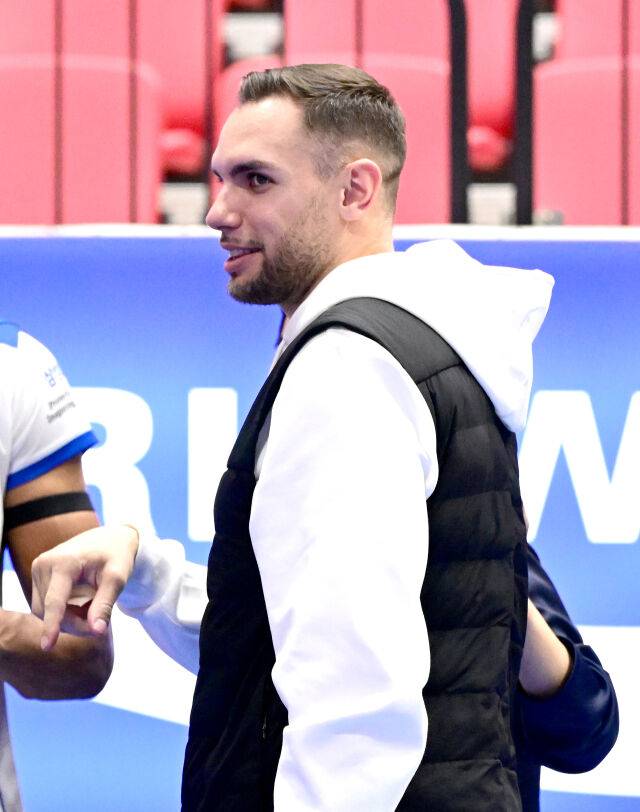 KB손해보험 비예나가 삼성화재 원정 경기를 본 뒤 코트로 내려와 이야기를 나누고 있다 / 한국배구연맹(KOVO)