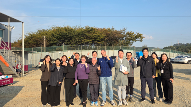 국제대학스포츠연맹(FISU)과 국제기술위원회(ITC) 조정방문단이 기념 촬영을 하고 있다. / 2027 충청 유니버시아드대회 조직위원회 제공