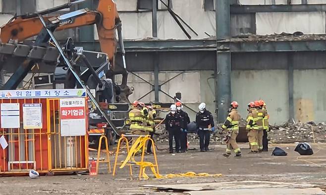 한국동서발전 울산화력발전소 보일러타워 붕괴 사고 나흘째인 9일 소방대원들이 매몰자 시신을 수습하고 있다. 울산소방본부 제공