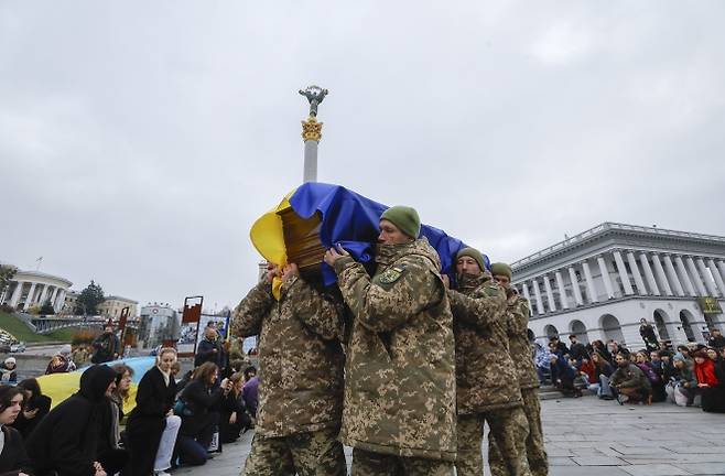 7일(현지시간) 우크라이나 키이우 독립광장에서 유명 사진작가 코스티안틴 구젠코의 장례식이 열리고 있다. 전쟁 발발 후 전선을 포함한 우크라이나 곳곳에서 전쟁의 참상을 사진으로 기록해온 구젠코는 지난 1일 전선과 가까운 드니프로페트로우스크주에서 사망했다. 사진은 기사 내용과 직접 관련 없음. 2025.11.7 EPA 연합뉴스