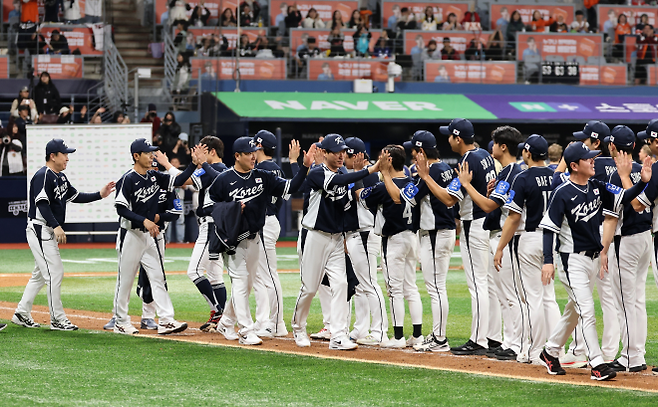 9일 오후 서울 구로구 고척스카이돔에서 열린 ‘2025 네이버 K-BASEBALL 시리즈’ 대한민국과 체코의 평가전. 11-1로 승리를 거둔 대한민국 선수들이 코칭스태프와 인사를 나누고 있다. 2025.11.9 연합뉴스