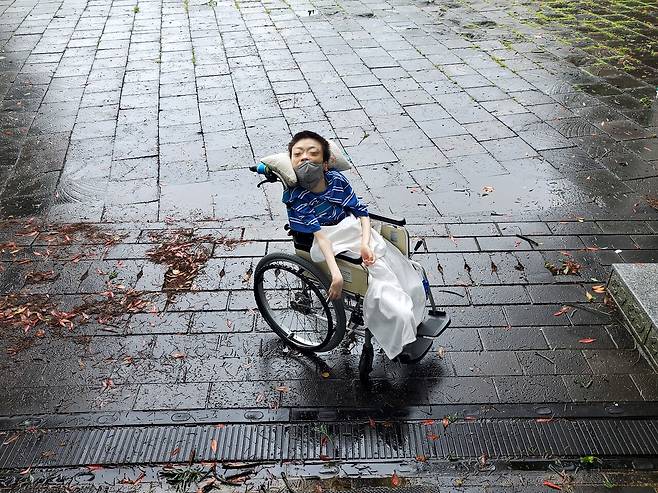 글쓴이의 누나는 선천적인 중증 뇌성마비 장애인이었다. 휠체어에 앉아 있는 일도 어려워했다. ⓒ하라아빠 제공