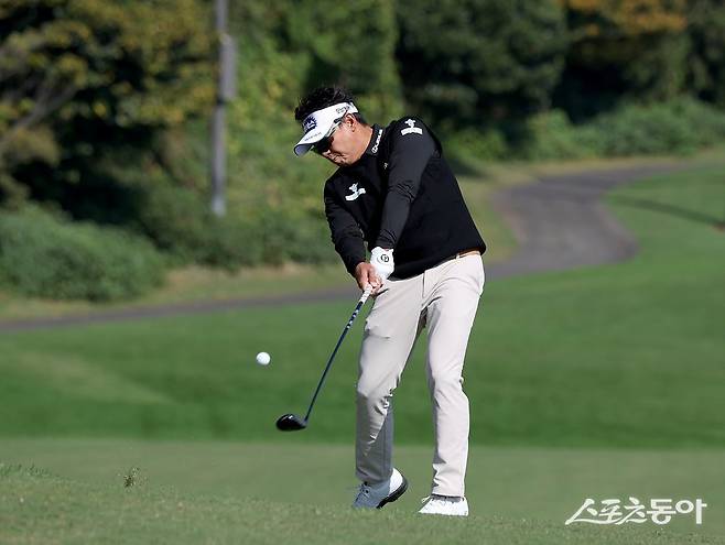 박상현이 9일 KPGA 투어 챔피언십 최종라운드 4번 홀에서 힘차게 두번째 샷을 하고 있다. 사진제공 | KPGA