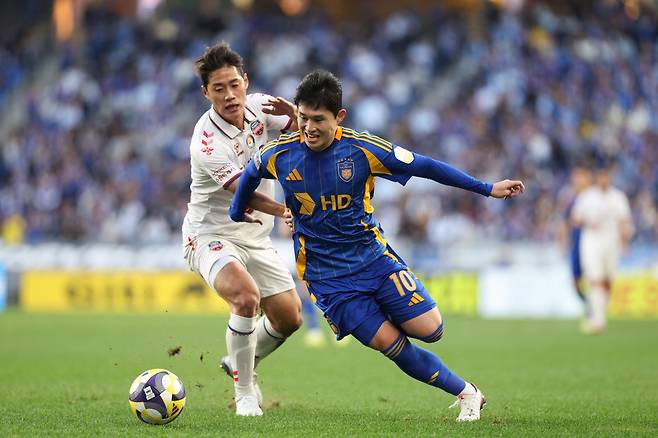 노상래 울산 감독대행은 9일 수원FC와 홈경기가 끝난 뒤 이동경의 부상에 대해 “감독으로선 팀을 위해 헌신해준 (이)동경이에게 미안하다. 큰 부상이 아니었으면 한다”고 말했다. 사진제공|한국프로축구연맹