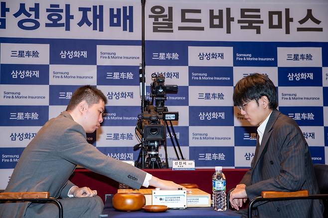 삼성화재배 32강전에서 대국하고 있는 중국 리친청 9단과 신진서 9단(오른쪽) 한국기원 제공