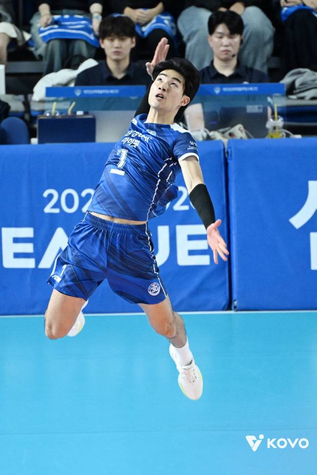 스파이크 서브를 날리는 김우진. /사진=KOVO 제공