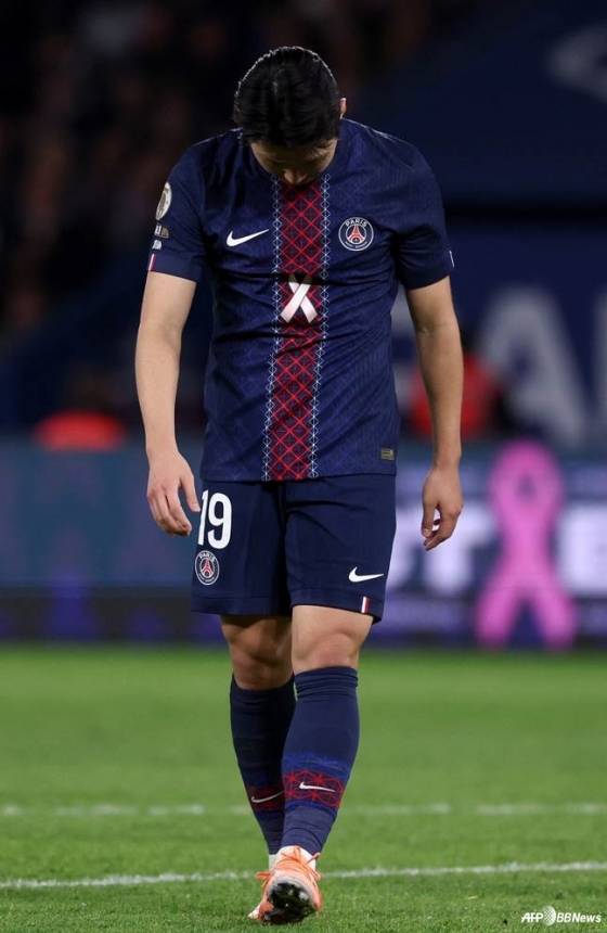 이강인이 지난 10월 프랑스 파리의 파르크 데 프린스에서 열린 2025~2026시즌 프랑스 리그1 8라운드 경기 중 고개를 숙이고 있다. /AFPBBNews=뉴스1