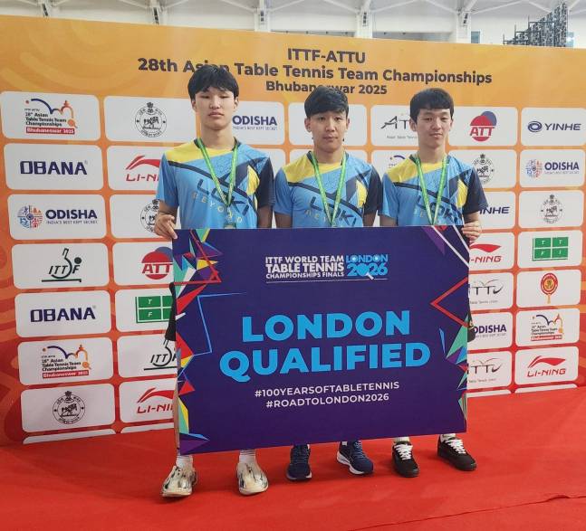 몽골 선수단이 2026 런던 세계선수권대회 남녀 단체전 출전권을 확보하고 기념사진을 찍었다. /사진=대한탁구협회 제공