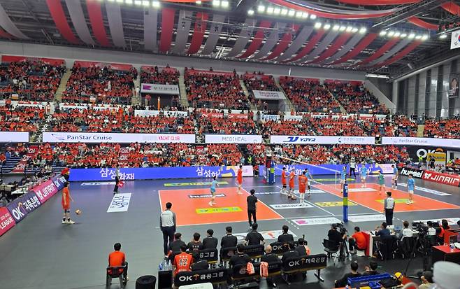 프로배구 OK저축은행의 부산 연고 이전 후 첫 홈경기가 열린 9일 부산강서실내체육관. /사진=김명석 기자