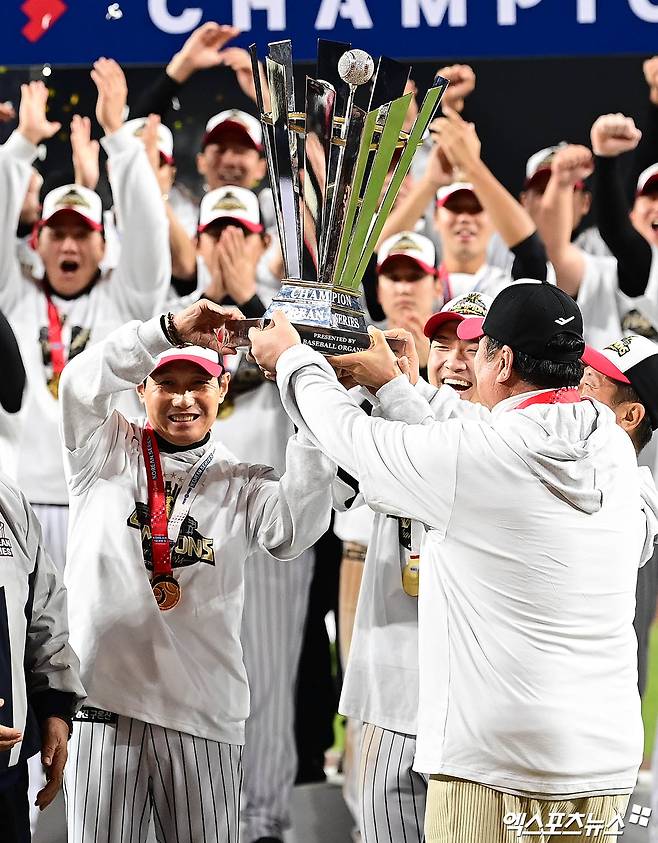 31일 오후 대전한화생명볼파크에서 열린 '2025 신한 SOL Bank KBO 한국시리즈' LG 트윈스와 한화 이글스의 경기, LG가 선발투수 톨허스트의 7이닝 1실점 완벽투에 힘입어 4:1의 스코어로 승리하며 시리즈 전적 4승1패로 통합우승을 이뤘다. 경기 종료 후 염경엽 감독과 박해민, 차명석 단장이 우승 트로피를 들어올리고 있다. 엑스포츠뉴스 DB