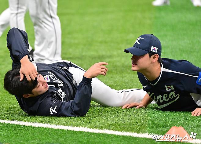 '2025 네이버 K-베이스볼 시리즈(K-BASEBALL SERIES NAVER)'에 소집된 원태인(왼쪽)과 문동주. 사진 엑스포츠뉴스 DB
