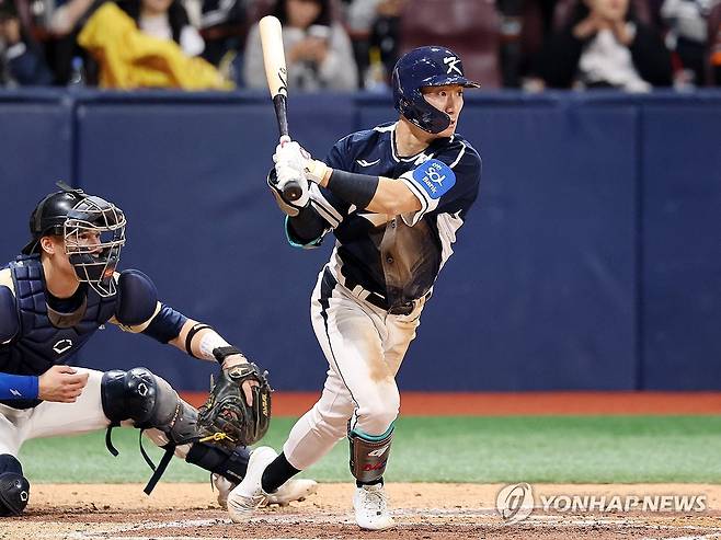 적시타 때려내는 신민재 (서울=연합뉴스) 이동해 기자 = 9일 오후 서울 구로구 고척스카이돔에서 열린 '2025 네이버 K-BASEBALL 시리즈' 대한민국과 체코의 평가전.
4회초 2사 1, 3루 신민재가 1타점 적시타를 때려내고 있다. 2025.11.9 eastsea@yna.co.kr