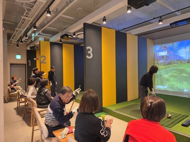 10일 낮 대구 달성군 송해공원 골프클럽에서 사람들이 스크린 파크골프를 치고 있다. 김지혜 기자