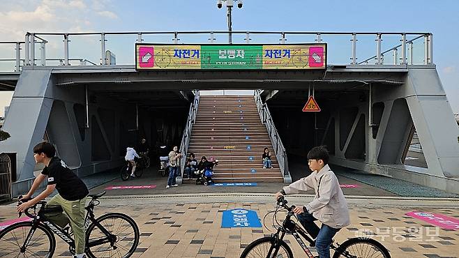 세종시 랜드마크로 떠오른 '이응다리' 입구. 상층은 보행자, 하층은 자전거가 다닐 수 있게끔 분리를 해 놓은 덕분에 자전거와 보행자 간 충돌을 줄이고 쉽고 쾌적하게 이동할 수 있도록 했다.