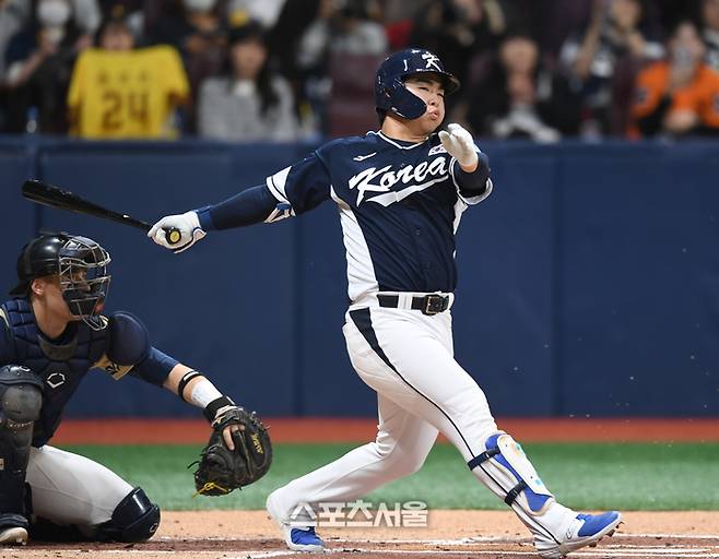 문현빈이 9일 서울 고척 스카이돔에서 열린 ‘2025 K-베이스볼 시리즈’ 체코와 2차전 경기 2회초 1사 내야땅볼을 치고 있다. 고척 | 최승섭기자 thunder@sportsseoul.com