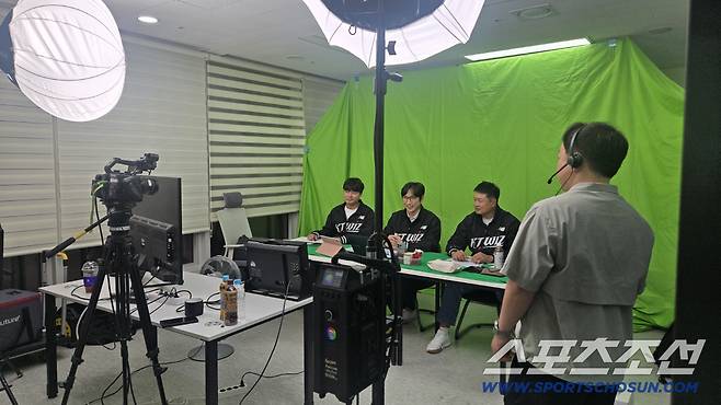 임세업 KT 전략데이터팀 과장, 강성철 아나운서, 심광호 KT 스카우트팀 과장(왼쪽부터)이 9일 서울 위즈TV 대행사 사옥에서 '2025 타오위안 아시아 프로야구 교류전'을 중계하고 있다. 사진제공=KT 위즈