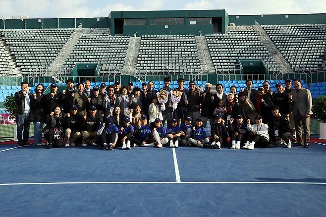 홍종문배 국제 주니어테니스투어대회 시상식에 관계자들이 한자리에 모였다. 테니스 코리아