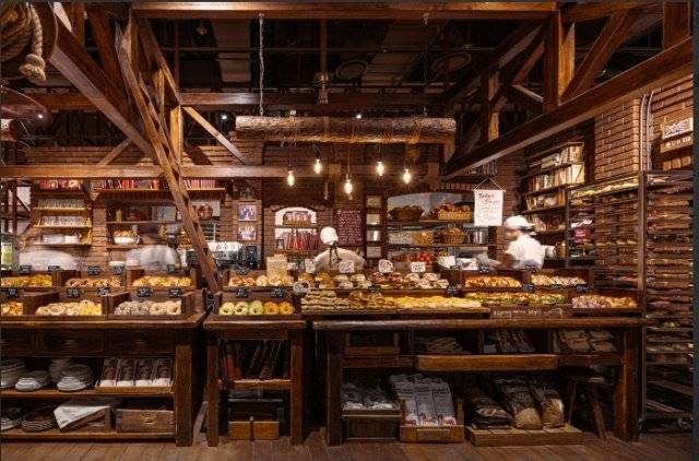 20대 직원 사망으로 과로사 논란을 빚은 런던베이글뮤지엄이 4개월 만에 공식 사과했다. 회사는 52시간제 개편, 소통 채널 신설 등 근로환경 개선책을 내놨다. 사진은 런던베이글뮤지엄 매장내부. 뉴시스