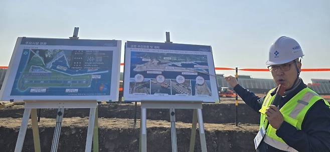 6일 오전 울릉도 사동리 현장에서 열린 현장 브리핑에서 김현기 울릉공항 건설사업관리단장(한국종합기술)이 케이슨 거치와 가두봉 절취 등 주요 시공 현황을 설명하고 있다. 사진=공동취재단