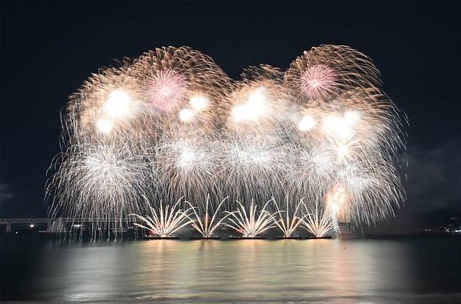 지난해 11월 부산 광안리해수욕장 일대에서 열린 '제19회 부산불꽃축제' 현장 부산시 제공