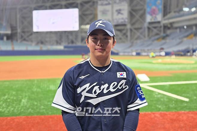 5일 서울 고척스카이돔에서 열린 대표팀 훈련에서 만난 문현빈. 고척=윤승재 기자