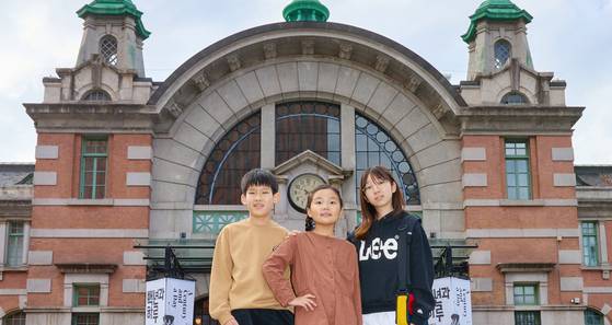 복합문화공간 문화역서울284로 활용 중인 옛 서울역사 준공 100주년을 맞아 서울역의 역할과 가치, 100년에 걸친 역사적 순간들을 짚어본 이주호(서울 아주초 5)·장이안(서울 사대부초 5)·박서현(인천 중산초 5·왼쪽부터) 학생기자.