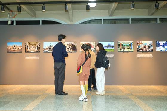 전시를 기획한 이동훈 총괄 큐레이터(왼쪽)가 서울역 100년의 역사를 보여주는 사진‧영상‧유물을 소개했다.