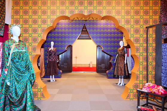 한때 서울 최대 규모의 패션시장이었던 옛 서울역사 뒤편 염천교 일대서 착안해 현대 브랜드와 컬래버레이션한 패션 전시.