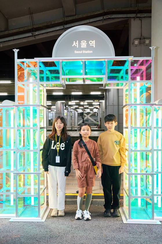 현재 고속철도를 비롯한 열차들이 오가는 서울역 4번 플랫폼으로 가는 비밀 통로가 옛 서울역사 준공 100주년 기념으로 특별히 공개됐다.