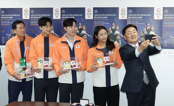 김관영 전북지사가 지난 8일 익산 원광대 문화체육관에서 열린 ‘2025 익산 빅터 코리아마스터즈 배드민턴선수권대회’ 현장을 방문해 박주봉(맨 왼쪽) 배드민턴 국가대표팀 감독과 안세영·서승재·김원호 선수단을 격려한 뒤 '셀카'를 찍고 있다. 사진 전북특별자치도