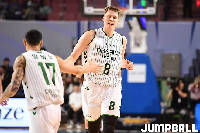 ▲워니, 마레이와 함께 최고 연봉을 받고 있는 엘런슨/사진=유용우 기자