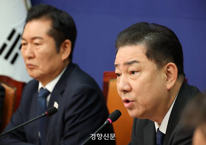 김병기 더불어민주당 원내대표(오른쪽)가 10일 국회에서 열린 최고위원회의에서 발언하고 있다. 2025.11.10 박민규 선임기자