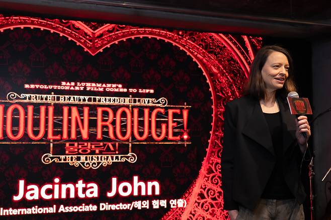 저신타 존 협력 연출이 10일 종로구 이들스에서 열린 기자간담회에서 한국에서 재연 무대를 올리는 <물랑루즈!>에 대해 설명하고 있다. CJ ENM 제공