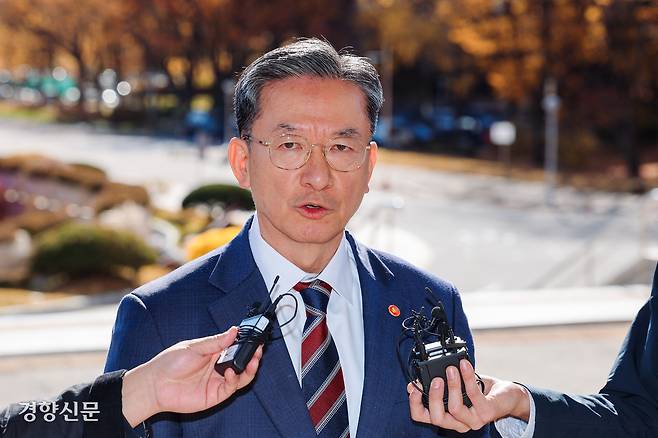 정성호 법무부 장관이 10일 경기 과천시 법무부 청사로 출근하며 검찰의 대장동 개발 비리 사건 항소 포기에 대한 질문에 답하고 있다. 이준헌 기자