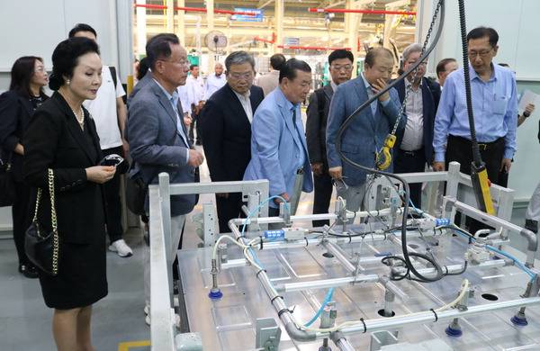 지난 7일 성우하이텍 인도 첸나이공장을 찾은 부산상의 경제사절단이 공정을 살펴보고 있다. 부산상의 제공