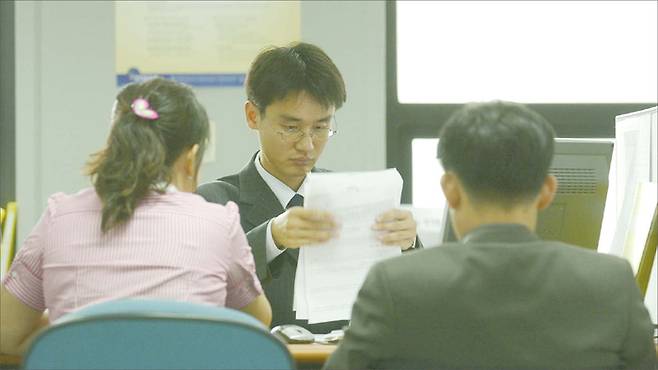 한마음금융은 개인 채무 구제를 위한 첫 배드뱅크다. 18만4000여명이 진 빚 2조원을 인수했다. 채무자들이 최장 10년간 장기 분할 상환할 수 있도록 했다. 사진은 한마음금융 창구 모습. (매경DB)