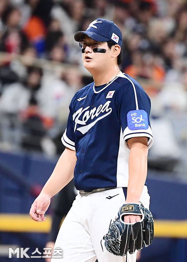 9일 오후 서울 고척스카이돔에서 ‘2025 NAVER K-BASEBALL SERIES’ 한국과 체코의 평가전이 열렸다. 5회말에 등판한 대표팀 김서현이 1실점을 허용한 후 아쉬워 하고 있다. 사진(고척 서울)=김영구 기자