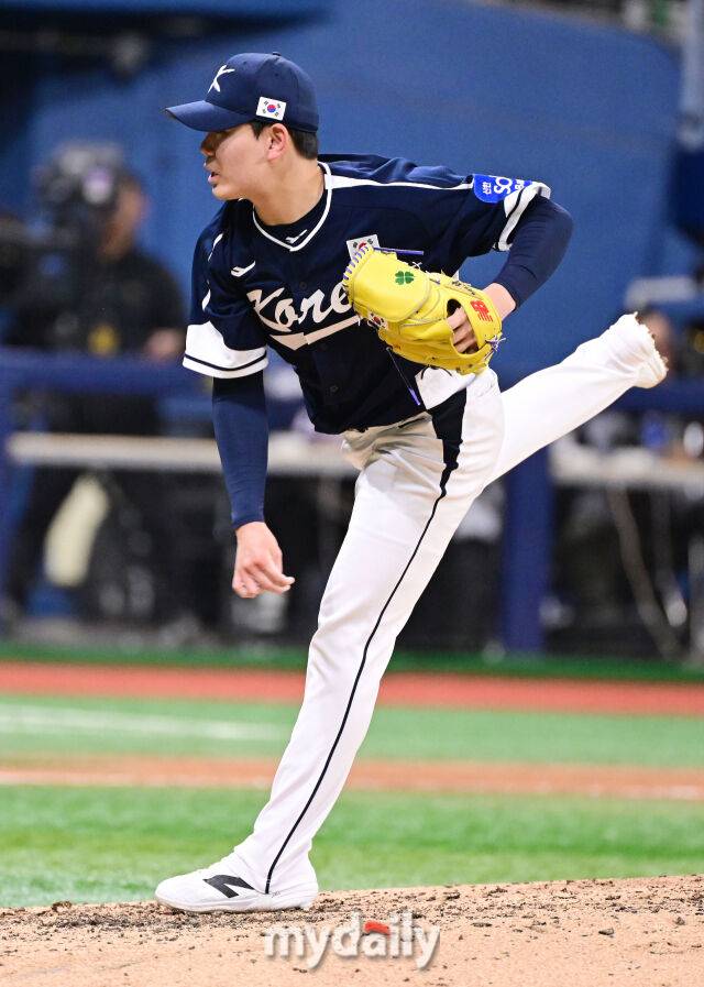 9일 오후 서울 구로구 고척스카이돔에서 진행된 '2025 NAVER K-BASEBALL SERIES' 대한민국-체코와의 평가전 경기. 대한민국 성영탁이 구원 등판해 역투를 펼치고 있다./고척=곽경훈 기자 kphoto@mydaily.co.kr