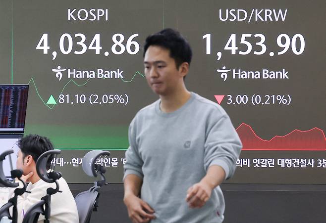 10일 오전 서울 중구 하나은행 본점 딜링룸 전광판에 코스피, 코스닥 지수와 달러·원 환율이 나오고 있다. 이날 코스피는 38.11포인트(0.96%) 오른 3991.87로 출발했다. 뉴스1
