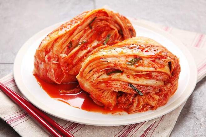결국 김치값 안정의 해법은 단기적인 원재료 조정보다는 제조·유통 효율화와 산업 구조 재편에 달려 있다. 게티이미지