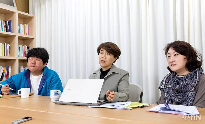 10월27일 <시사IN> 편집국에서 마한얼 공익법단체 두루 변호사, 김기현 성균관대 사회복지학과 교수, 조소연 숭실대 사회복지대학원 겸임교수(왼쪽부터)가 국내 아동양육시설의 규칙 개선 방안 등에 대해 논의하고 있다. ⓒ시사IN 신선영